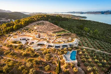 Spacious Seaside Villa with Pool, Dugi Otok