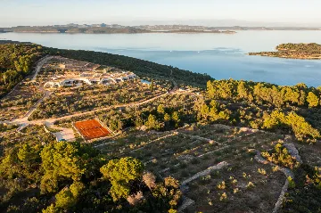 Spacious Seaside Villa with Pool, Dugi Otok