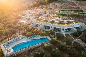 Spacious Seaside Villa with Pool, Dugi Otok