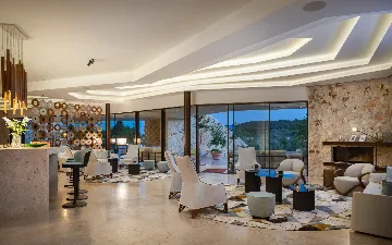 Spacious Seaside Villa with Pool, Dugi Otok