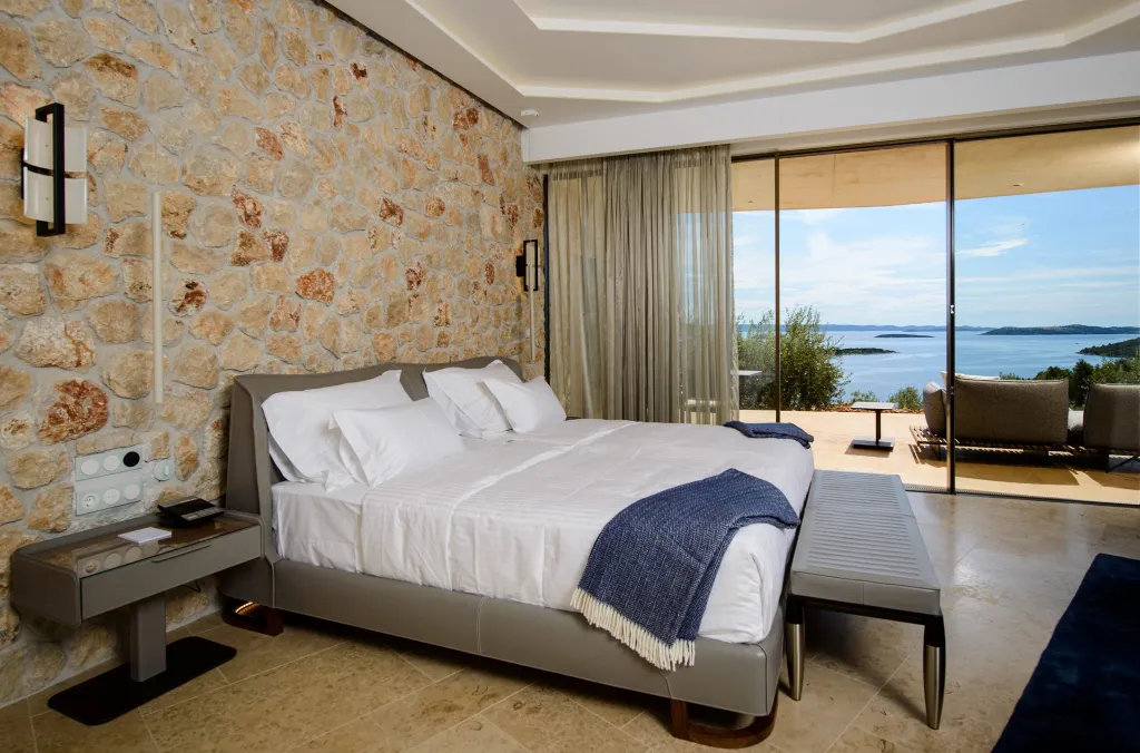 Spacious Seaside Villa with Pool, Dugi Otok