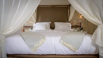 Spacious Seaside Villa with Pool, Dugi Otok