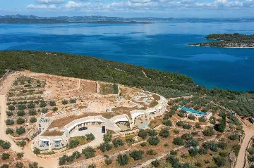 Spacious Seaside Villa with Pool, Dugi Otok