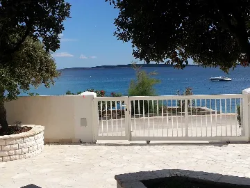 Seaside Family Villa with Heated Pool in Mandre