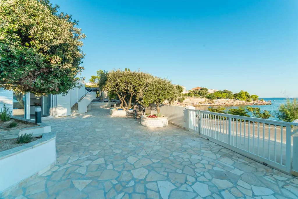 Seaside Family Villa with Heated Pool in Mandre