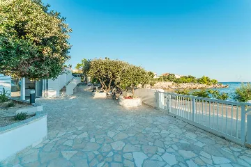 Seaside Family Villa with Heated Pool in Mandre