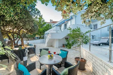 Seaside Family Villa with Heated Pool in Mandre