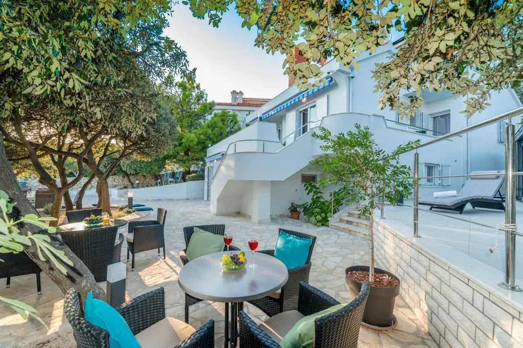 Seaside Family Villa with Heated Pool in Mandre
