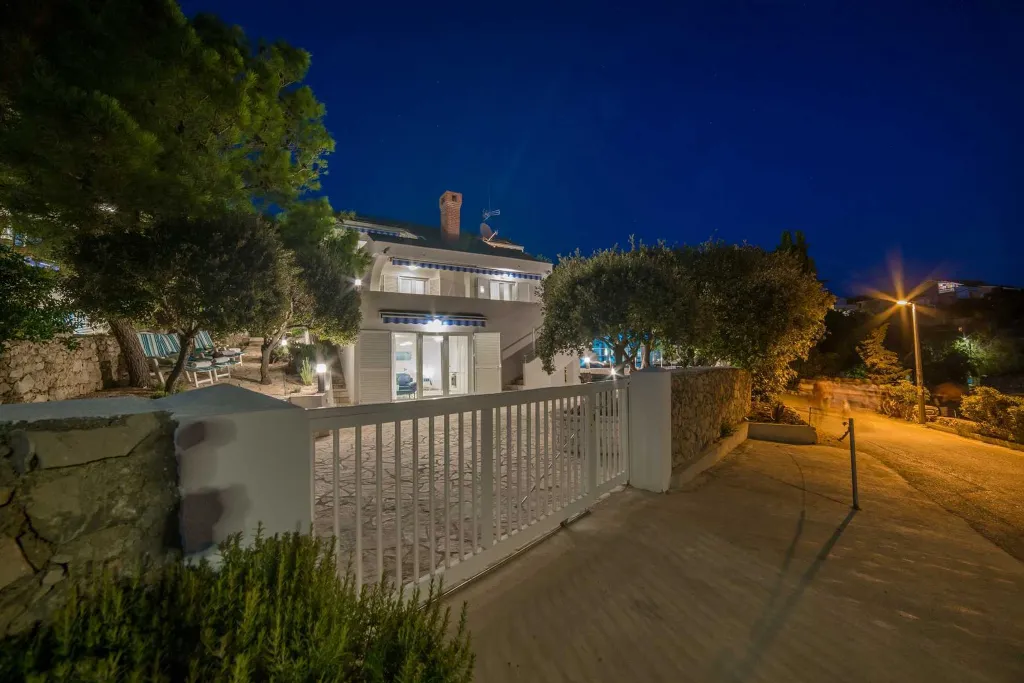 Seaside Family Villa with Heated Pool in Mandre