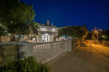 Seaside Family Villa with Heated Pool in Mandre