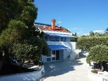 Seaside Family Villa with Heated Pool in Mandre