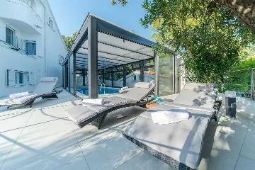 Seaside Family Villa with Heated Pool in Mandre