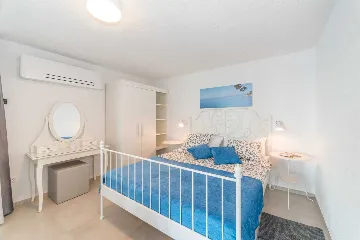 Seaside Family Villa with Heated Pool in Mandre