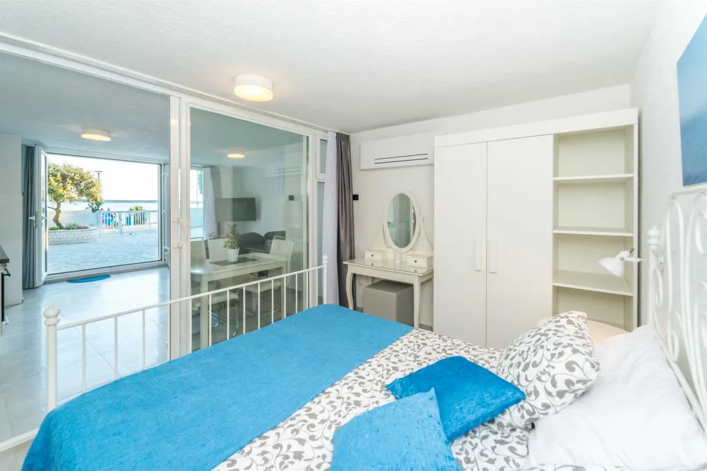Seaside Family Villa with Heated Pool in Mandre