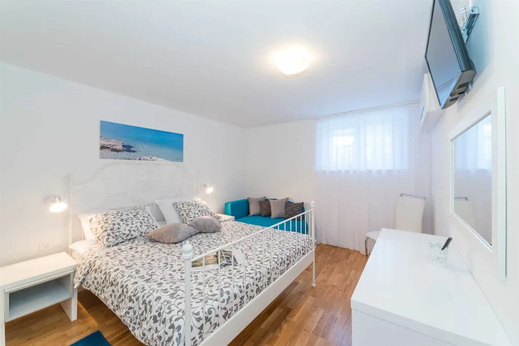 Seaside Family Villa with Heated Pool in Mandre