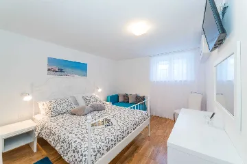 Seaside Family Villa with Heated Pool in Mandre