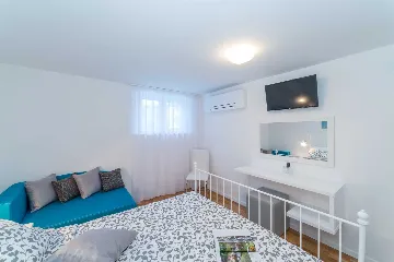 Seaside Family Villa with Heated Pool in Mandre