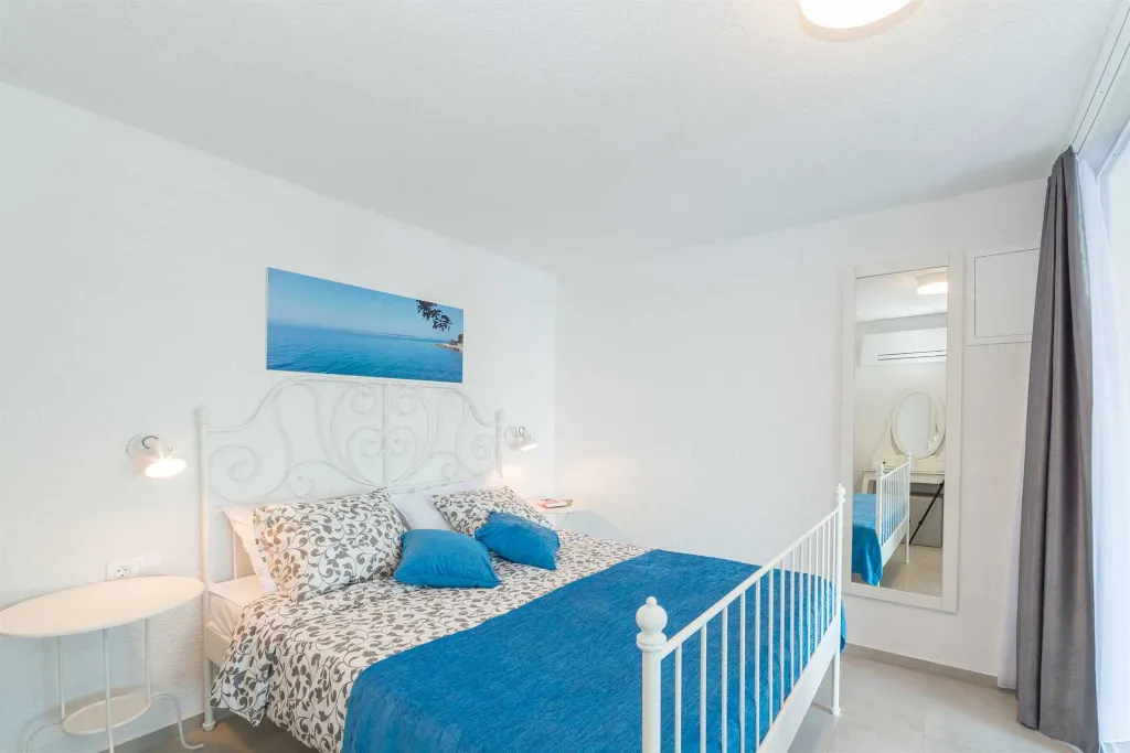 Seaside Family Villa with Heated Pool in Mandre