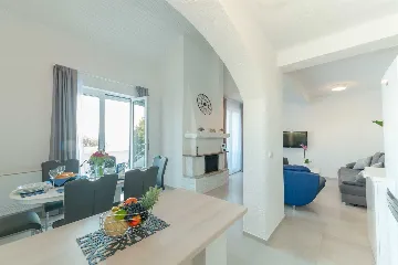 Seaside Family Villa with Heated Pool in Mandre