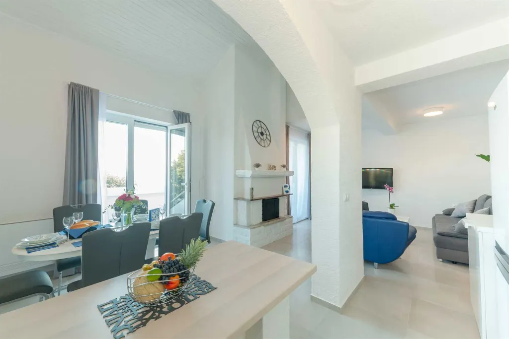 Seaside Family Villa with Heated Pool in Mandre