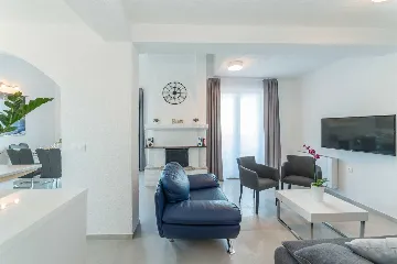 Seaside Family Villa with Heated Pool in Mandre