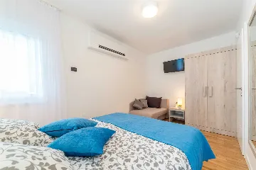 Seaside Family Villa with Heated Pool in Mandre