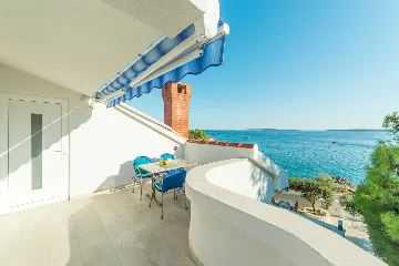 Seaside Family Villa with Heated Pool in Mandre