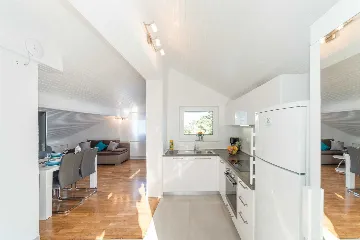 Seaside Family Villa with Heated Pool in Mandre