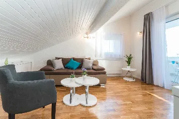 Seaside Family Villa with Heated Pool in Mandre