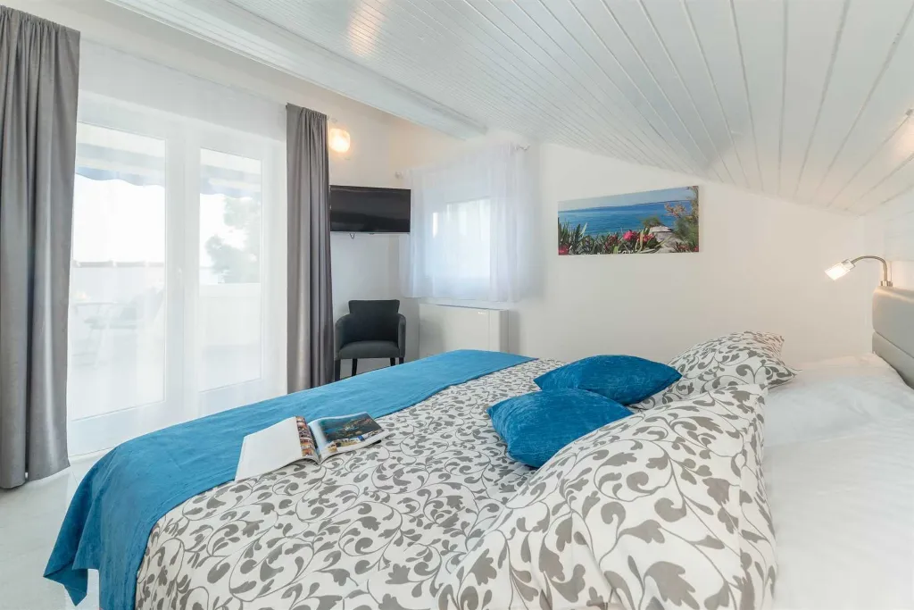 Seaside Family Villa with Heated Pool in Mandre