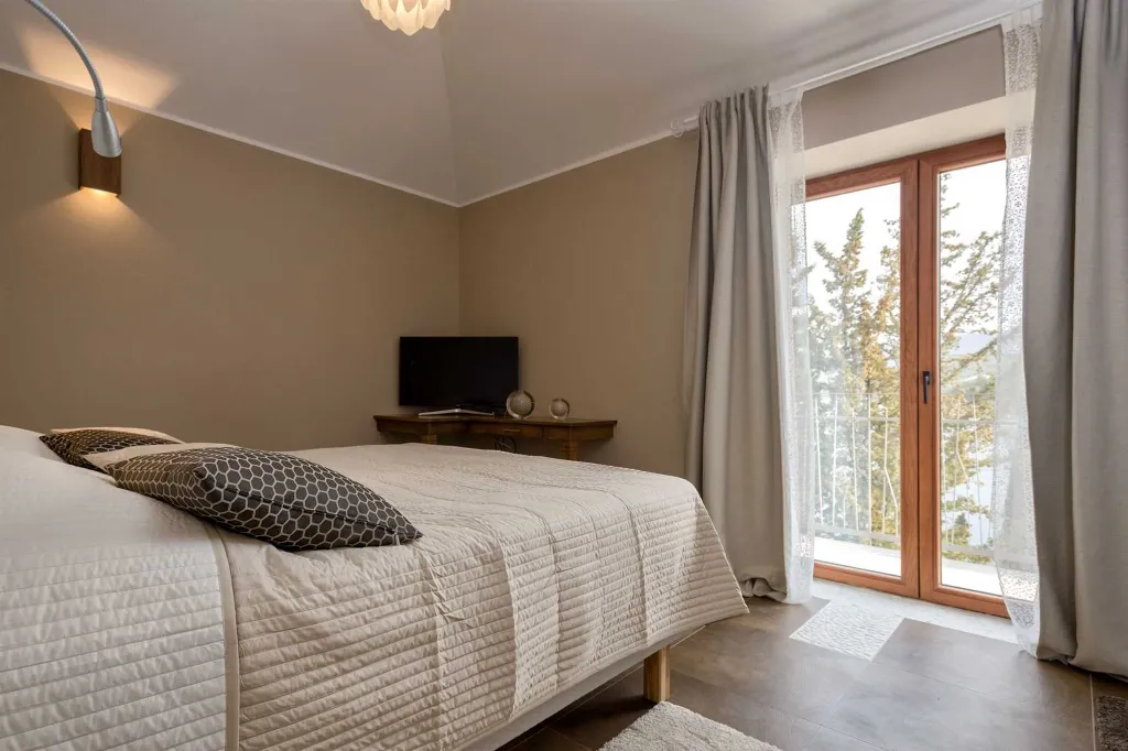 Modern Villa Retreat with Infinity Pool in Jelsa