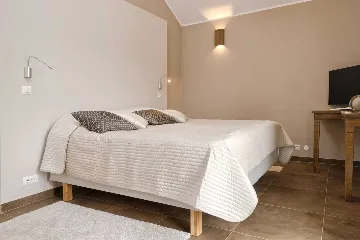 Modern Villa Retreat with Infinity Pool in Jelsa