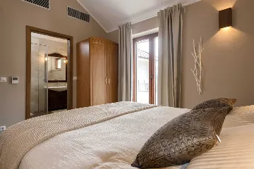 Modern Villa Retreat with Infinity Pool in Jelsa