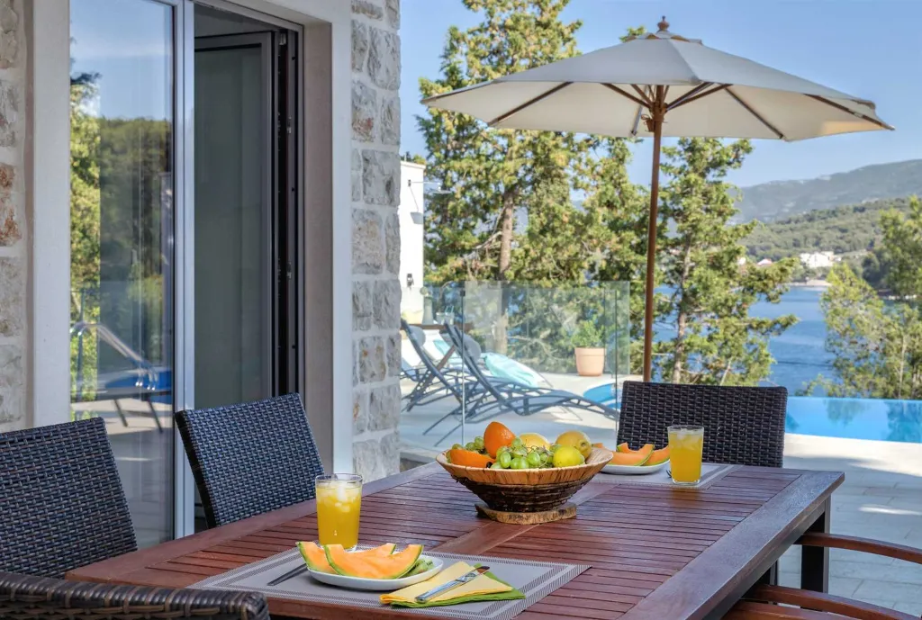 Modern Villa Retreat with Infinity Pool in Jelsa
