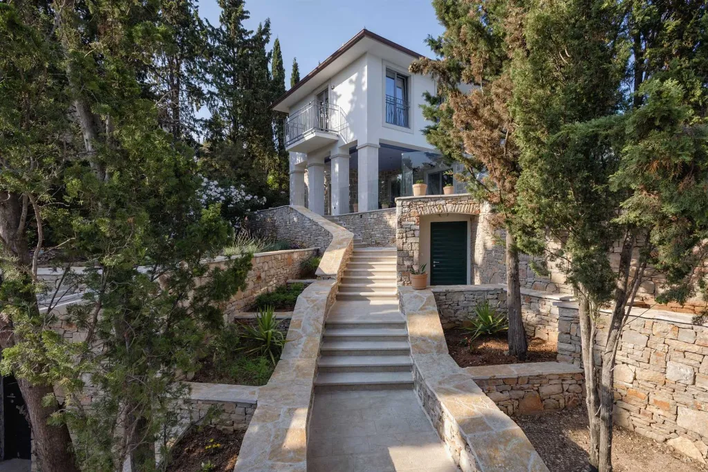 Modern Villa Retreat with Infinity Pool in Jelsa