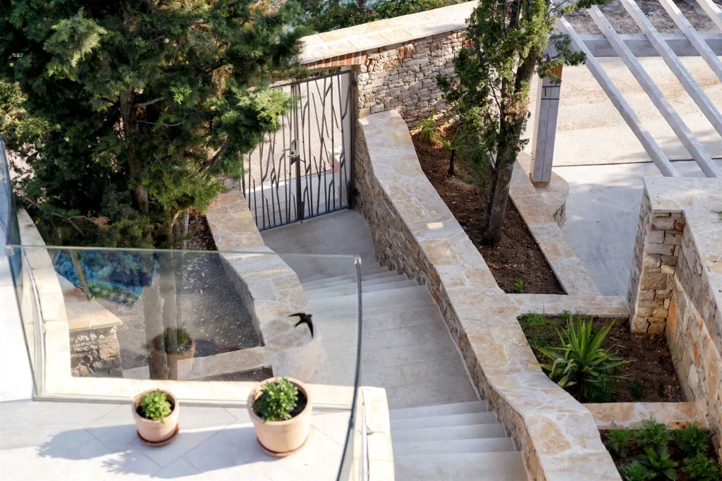 Modern Villa Retreat with Infinity Pool in Jelsa