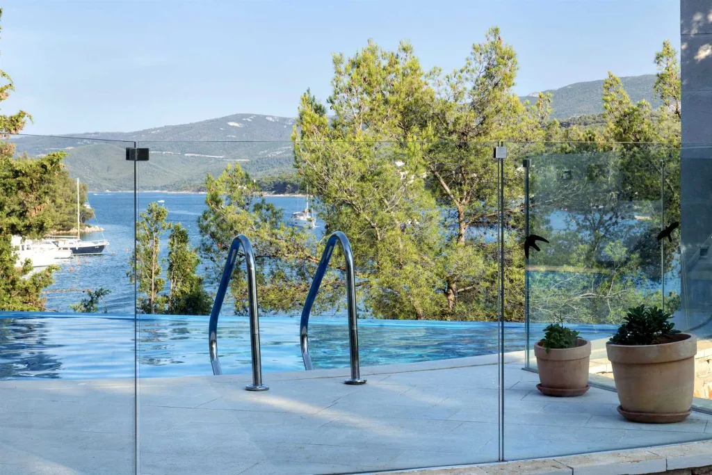 Modern Villa Retreat with Infinity Pool in Jelsa