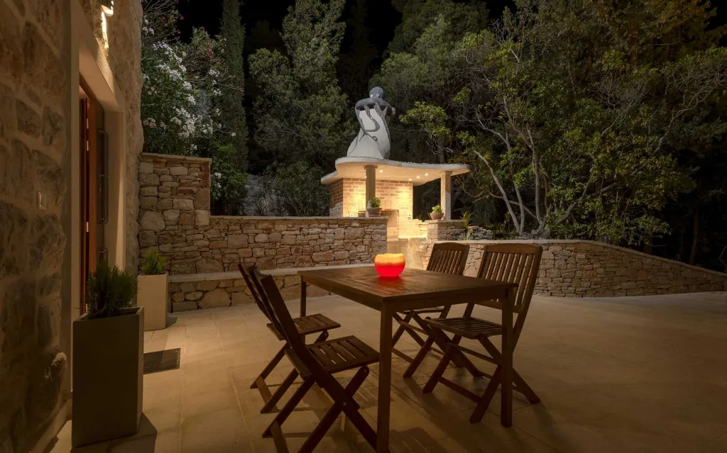 Modern Villa Retreat with Infinity Pool in Jelsa