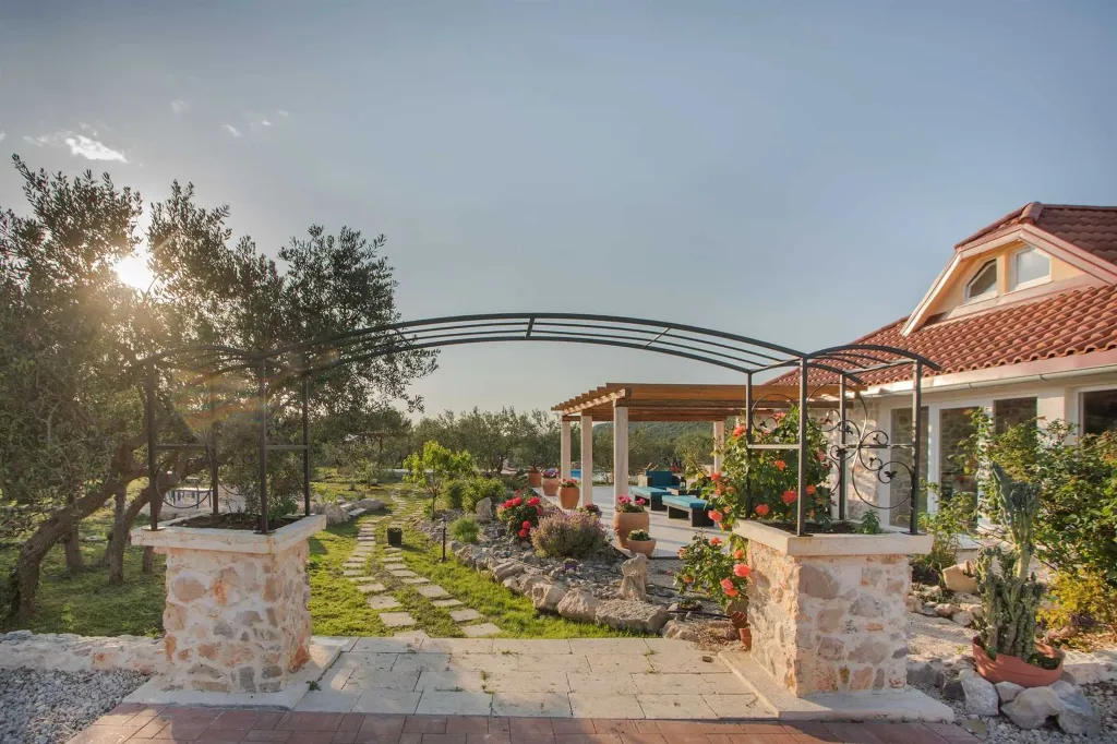 Spacious Private Villa with Pool in Vodice