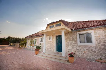 Spacious Private Villa with Pool in Vodice