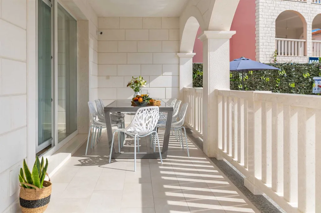Family Villa with Pool in Grebastica