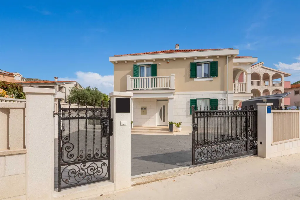 Family Villa with Pool in Grebastica