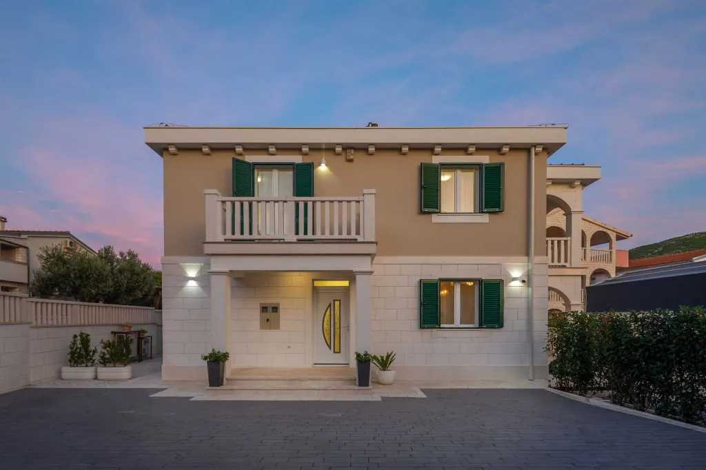 Family Villa with Pool in Grebastica