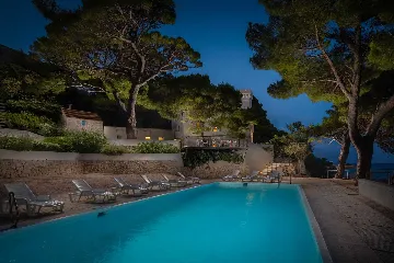 Beachfront Villa Retreat with Jacuzzi in Omiš