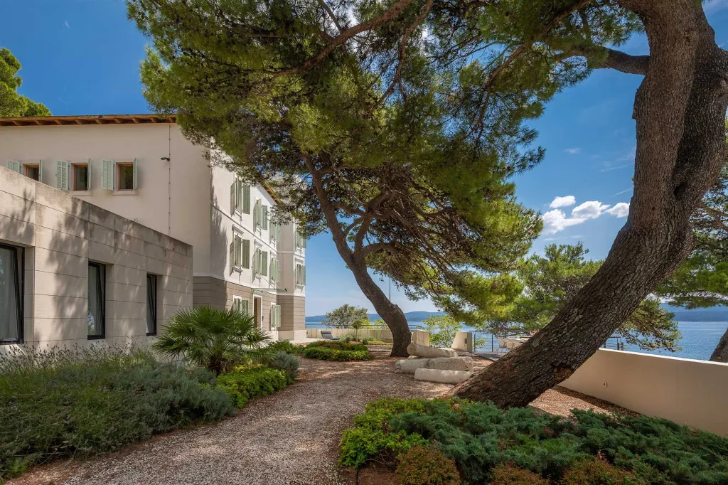 Beachfront Villa Retreat with Jacuzzi in Omiš