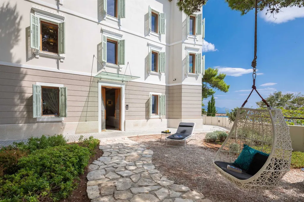 Beachfront Villa Retreat with Jacuzzi in Omiš