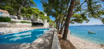 Beachfront Villa Retreat with Jacuzzi in Omiš