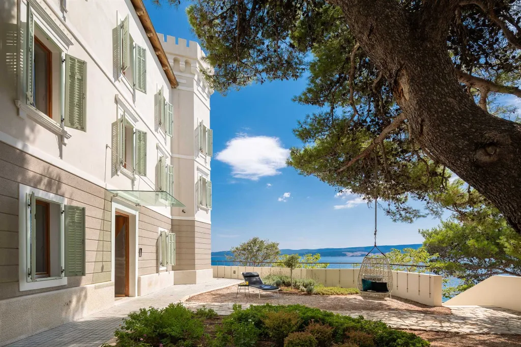 Beachfront Villa Retreat with Jacuzzi in Omiš