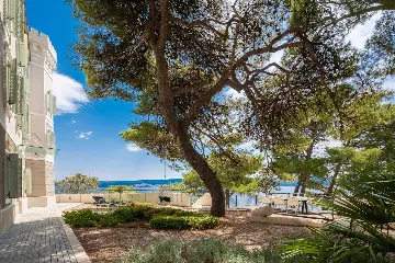 Beachfront Villa Retreat with Jacuzzi in Omiš