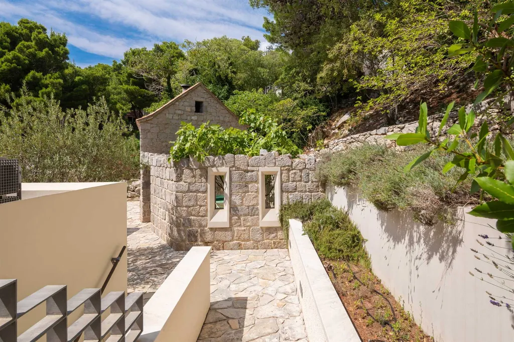 Beachfront Villa Retreat with Jacuzzi in Omiš